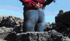 A walk in jeans and sneakers to the sea MP4