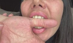 LORY bites fingers hard