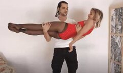 una piuma tra le braccia, Nicola solleva Eleonore - a feather in his arms, Nicola lifts Eleonore ( MP4 - MOBILE VERSION )