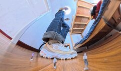 VR360 Lele destroys a group of dwarfs hiding in her bedroom
