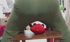 Bajo mi cola: el destino del peluche.