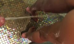 Le piscio addosso nelle docce del campeggio!