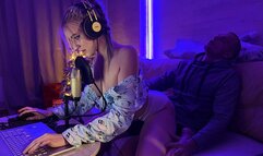 ????????The stepson sweetly fucked a wet, insatiable stepmom for interfering in a video game stream