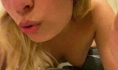 Zor uyanan bir karım var, bende sikerek uyandırıyorum