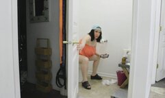 CUTE PEE AND PUSHING A CHOCOLATE DUMP