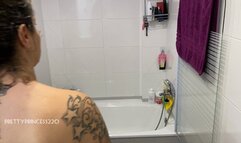 Pee and farts with my ass in the partition