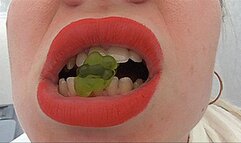 JELLIES ARE AT THE MERCY OF MY CROOKED TEETH!AVI