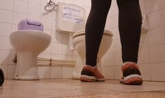 Farts and pee in the broken toilet 1080HD
