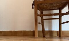 Lick my feet under the table | FR |