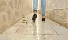 Wet slippery tiles MP4(1920x1080)FHD