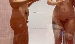 IN DOCCIA CI MASTURBIAMO CON DUE DILDI ENORMI