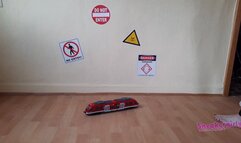 Sneaker-Girl Darleen - Toy Train Crush Barfeet