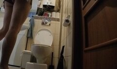 Sexy feet and big stinky butt on toielt visit