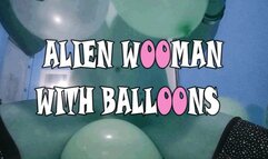 MUJER EXTRATERRESTRE JUEGA CON GLOBOS