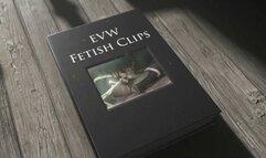 Heroine Robin has Pantyhose Orgasms