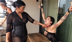 Duas Dommes aplicando técnica de correção militar na sub fugitiva