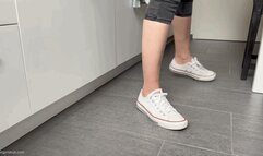 VOYEUR NEIGHBOUR WATCHING HER PRETTY FEET IN THE KITCHEN - MOV HD