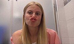 SMELLING SCARLET LIPS!AVI