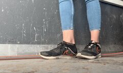 DIRTY SMELLY SNEAKERS KIRA - MOV HD