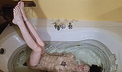 Nude Leg Stretching In The BathTub (4K - UHD 2160p MP4)