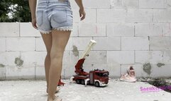 Sneaker-Girl Paula - Big Fire Toy Truck Crush
