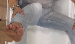 Pee and farting in jeans in bathtub