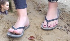 Leina with flip flops and barefoot in the sand - Video update 13435 UD 4K