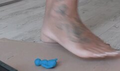 Italian girlfriend - giantess crush clayman barefoot cam2