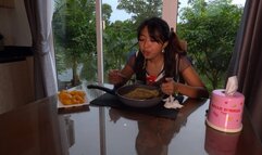 Cook a ramen with Kate