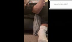 Mscumlicious84 Itches feet on phone