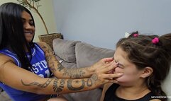 SQUEEZING YOUR FACE - VOL # 648 - TOP GIRL LUANA ZENITE - CLIP04