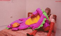 Alla inflates a rare big inflatable dragon with her mouth!!!