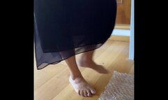 Ariel pluriball crushing barefeet and high heels