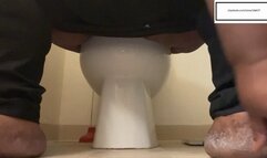 Mscumlicious84 Itches feet while going number 2