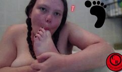 Toe Sucking In The Bath - CurvyRedhead - AVI