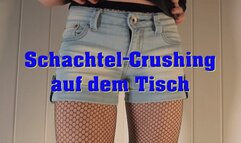 Box crushing on the table - Schachtel Crushing auf dem Tisch