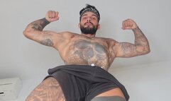 Playful giant keeps tiny neighbour as pet - Lalo Cortez