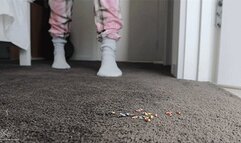 Giantess has fun Stomping on Tiny People