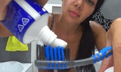 I brush my teeth and blow bubbles R2 d