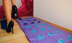 Pump up inflatable air mattress with feet