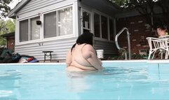 Tight Bikini Tease & Jiggle at the Pool