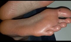 Alice - Teasing urethra with her toenails and licking cum off her feet (4K)