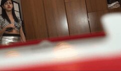 La gigantessa Valerie ti ha beccato - Giantess Valerie caught you!