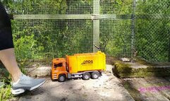 Sneaker-Girl Darleen - Big Garbage Truck