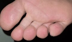 Maria - Cleaning toe jam from between her toes and cumming on her feet [foot worship, footjob, dirty feet] (1080p)