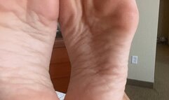 Soles pose in hotel room- very little movement