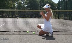Miss Kiki taking a smoke break whilst playing tennis | 1080p