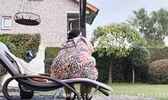 Garden Lounger Struggles (WMV)