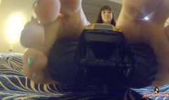 Giantess Crew -Victoria – look at my feet