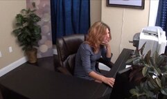 This babe masturbates at work